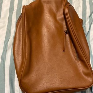 Like new condition universal threads purse / backpack (brown)